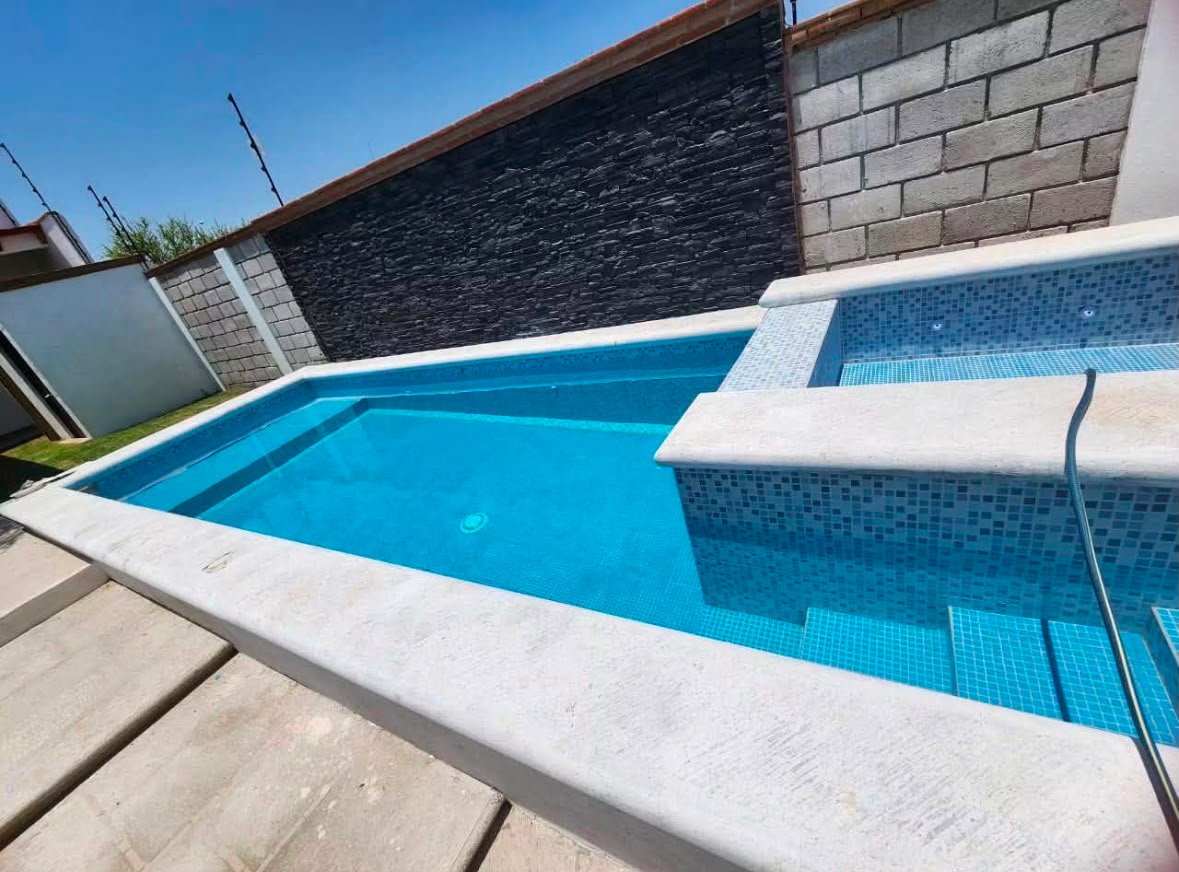 Alberca con celdas solares en casa de renta en Tequisquiapan Querétaro